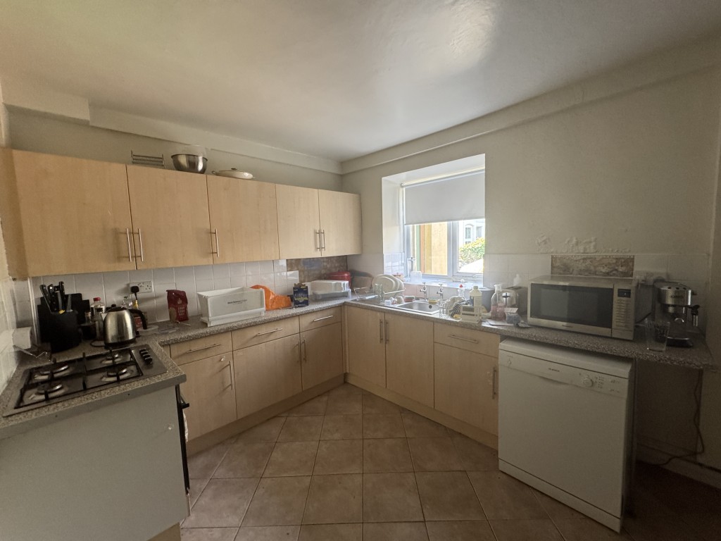 Lot: 33 - SUBSTANTIAL PROPERTY PREVIOUSLY ARRANGED AS TWO FLATS REQUIRING IMPROVEMENT - 41A kitchen